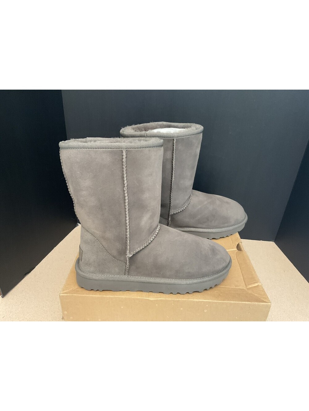 New! Womens UGG Classic Short II Grey Winter Boots. Size 8. Nice Boots!!!